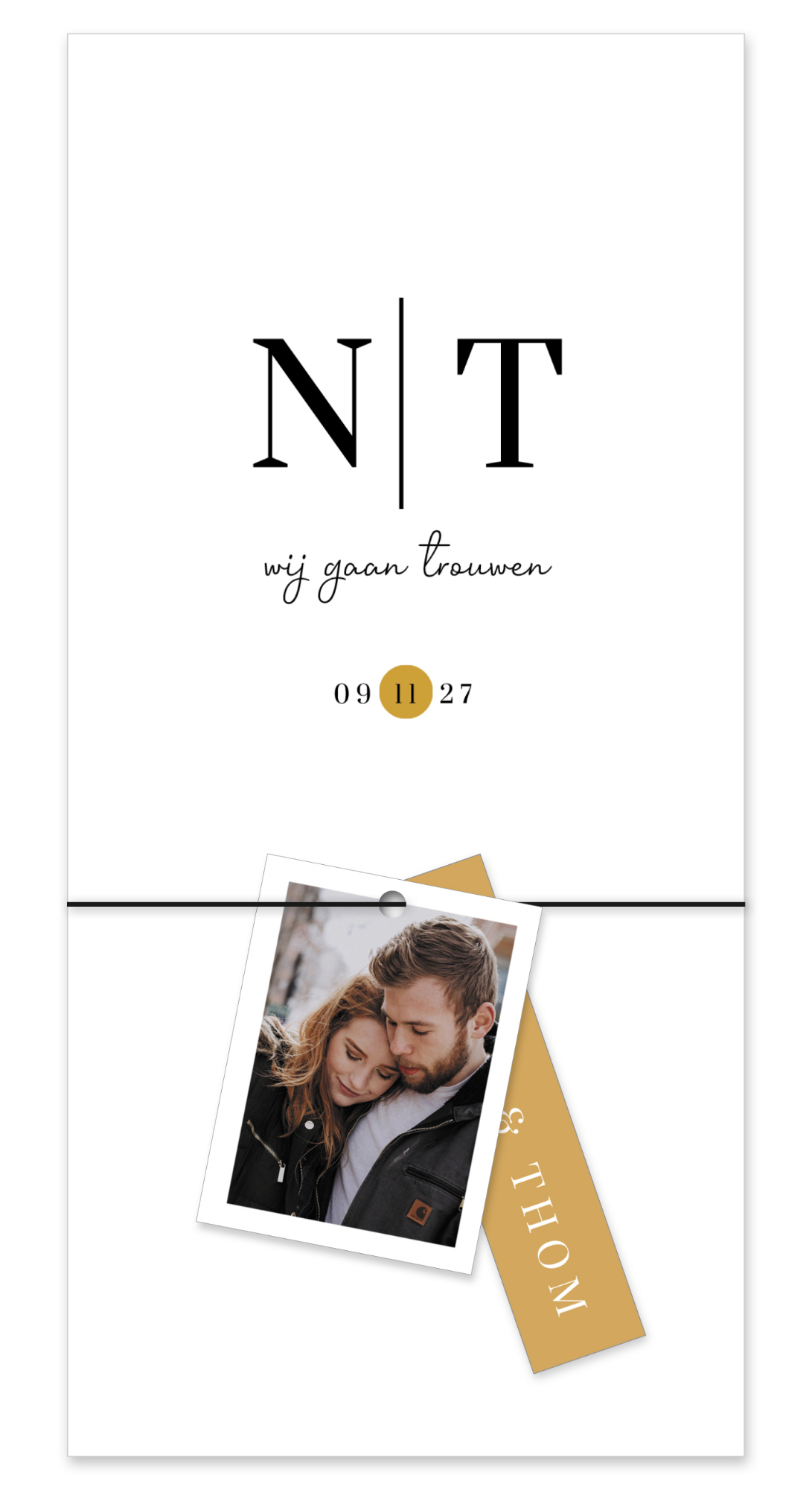 Witte trouwkaart met initialen en labels met foto en trouwdatum